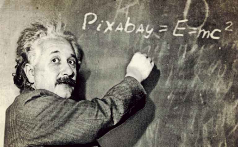 Einstein schreibt seine Formel auf die Tafel