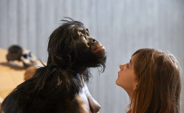 Australopithecus afarensis Rekonstruktion mit Mädchen